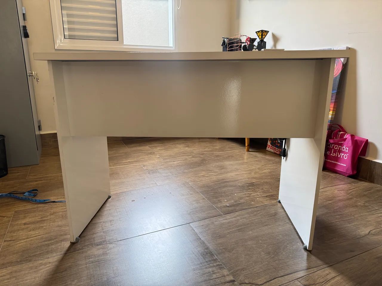 Mesa de escritório com gaveta - Foto 3