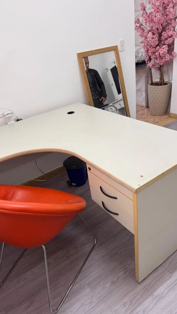 Mesa branca espaçosa - Foto 2