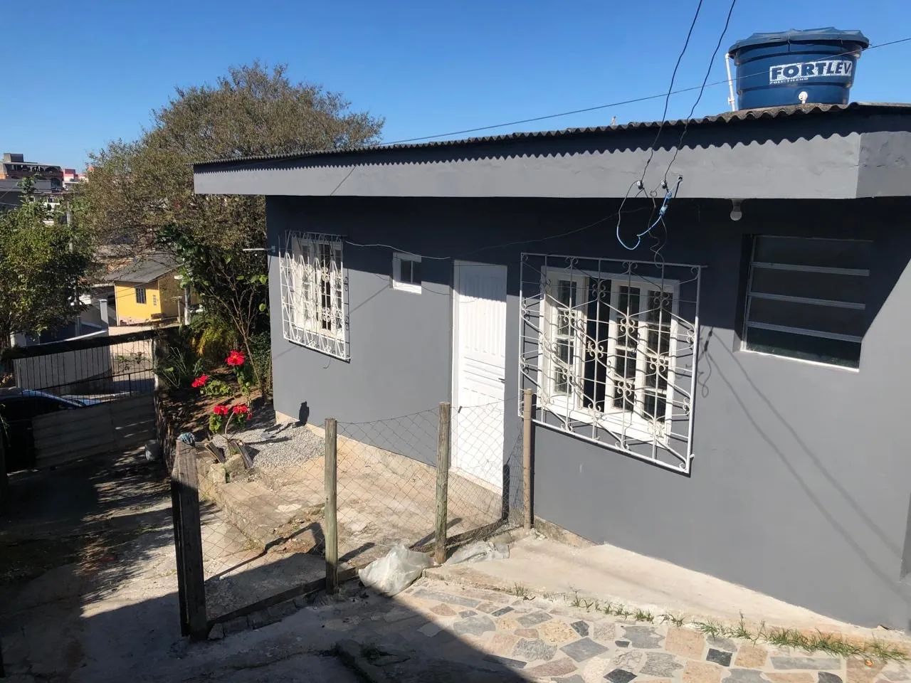 Linda Kitnet/Casa em terreno familiar