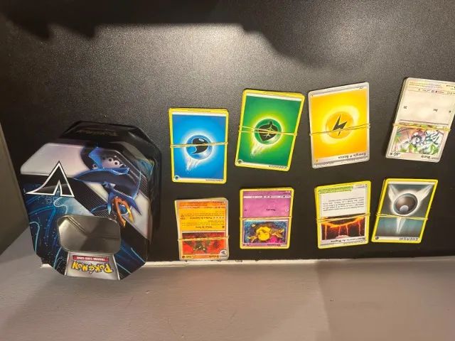 Lata com 80 cartas pokemon
