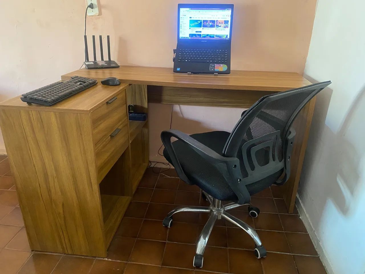 Mesa de computador com notebook