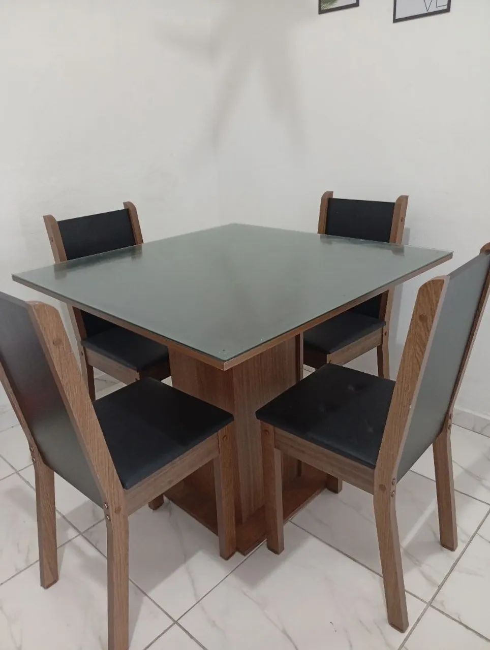 Mesa com 4 cadeiras seminova