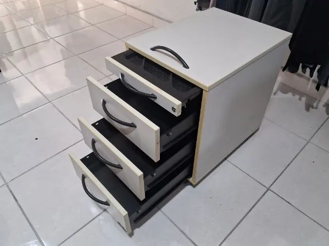 Gaveteiros multiusos da Giroflex com rodinhas
