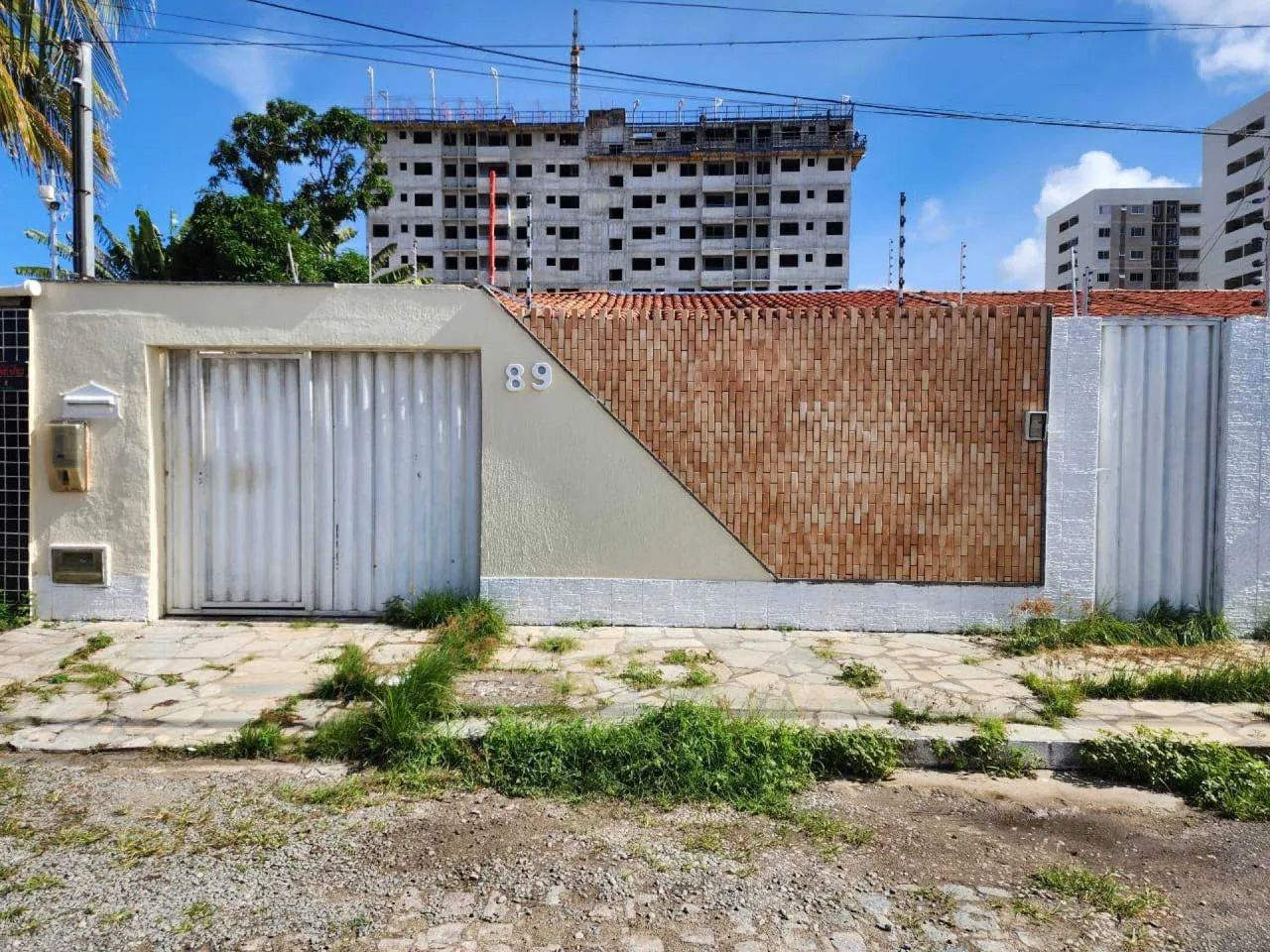 CASA EM RUA PÚBLICA NA ARUANA [3090]