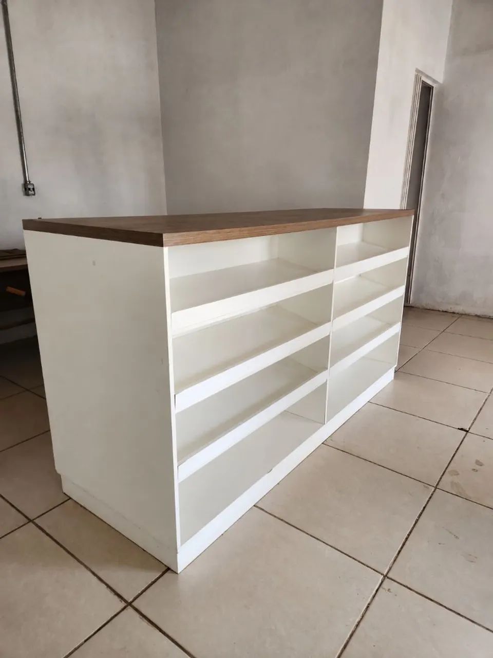 Balcão com caixa e armário 