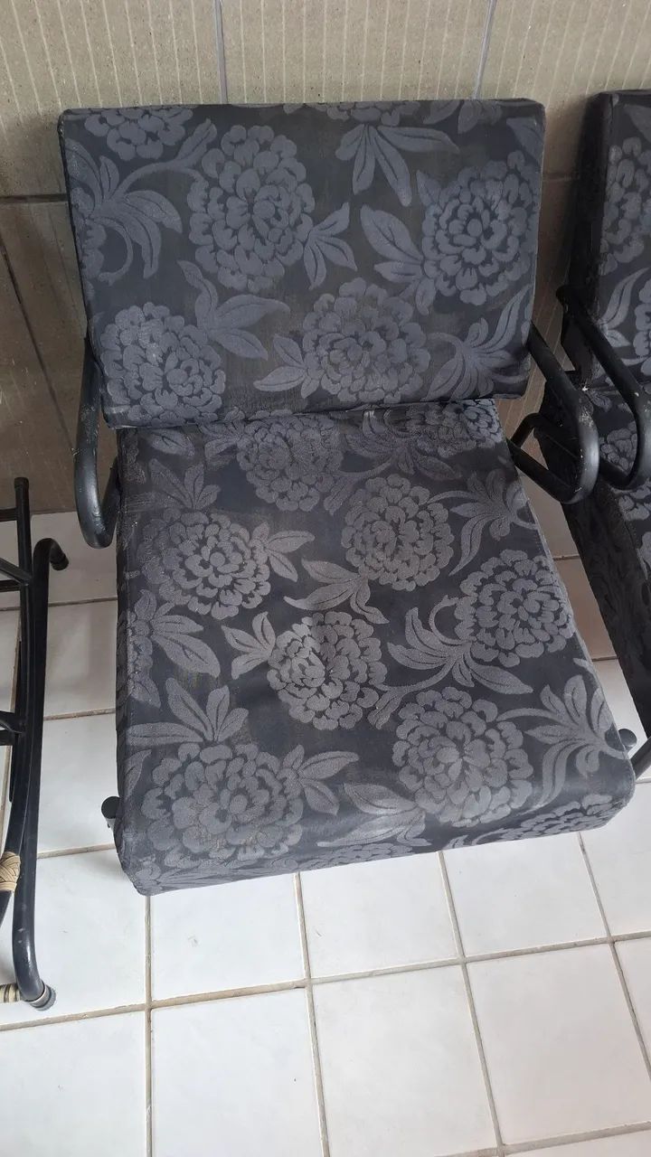 Cadeira almofadadas e tecido aveludado com braços de inox pintado  - Foto 2