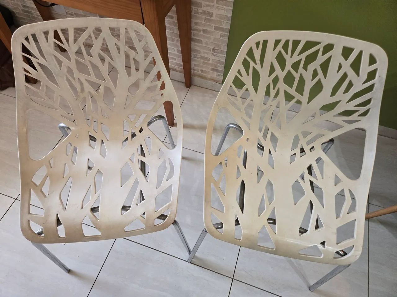 2 cadeiras muito resistentes brancas 