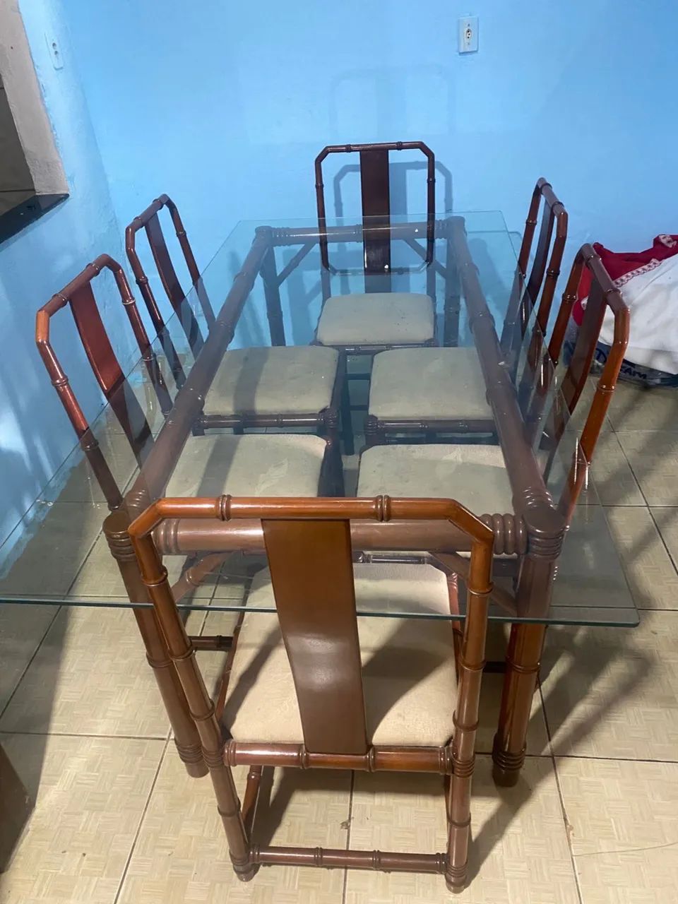 Mesa de madeira com vidro e aparador buffet