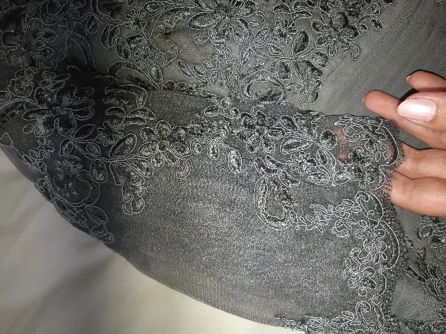 Vestido de festa - Cinza escuro bordado e com renda - Foto 5