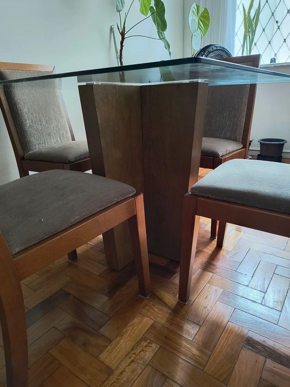 Mesa com 4 cadeiras de madeira  - Foto 4