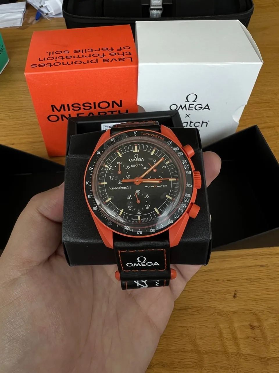 Omega x Swatch MoonSwatch - Mission on Earth Lava - NOVO