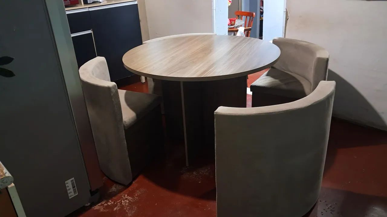 Mesa madeira redonda cor marrom com  4 cadeiras estilo poltrona - Foto 3