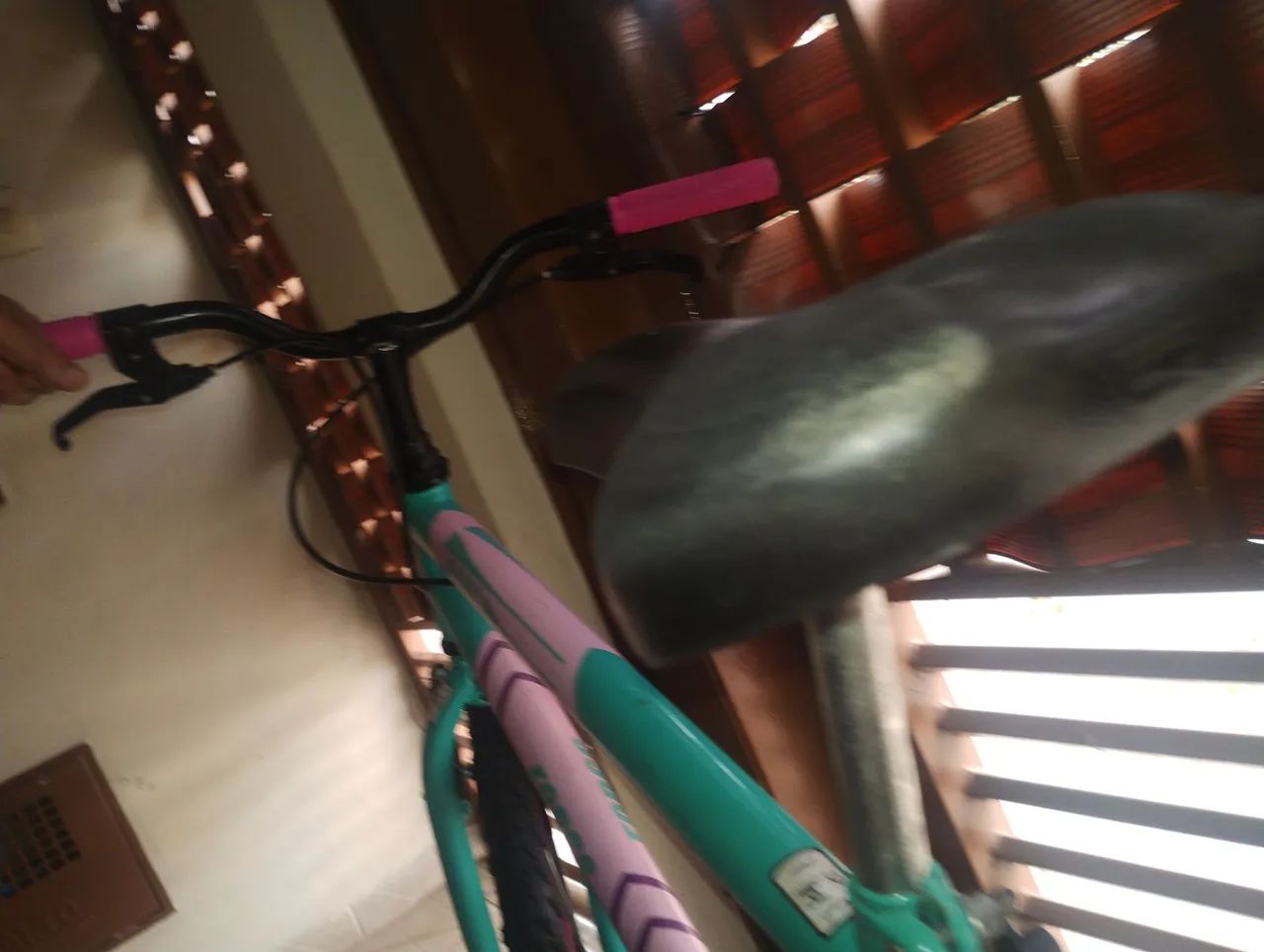 Bicicleta para menina aro 24, bem conservada  - Foto 4