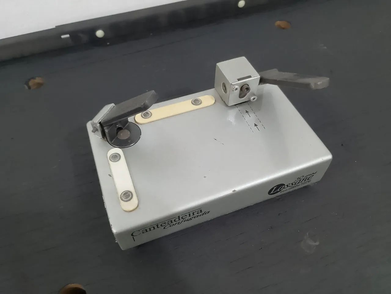 Perfurador de crachá e canteador 