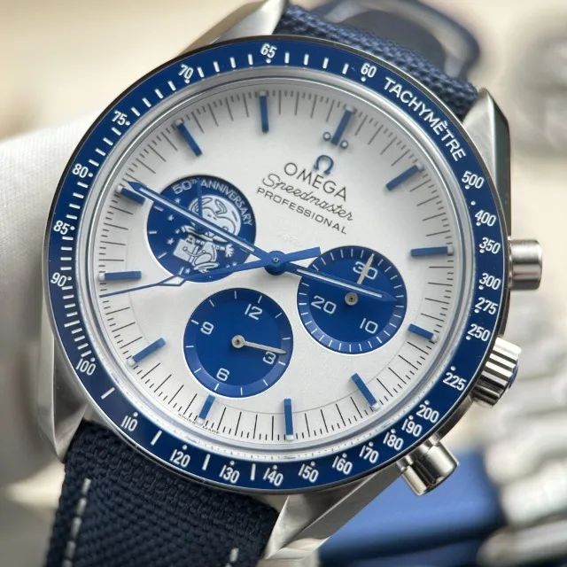 Relógio Omega Speedmaster Silver Snoopy 50th Anniversary, 42