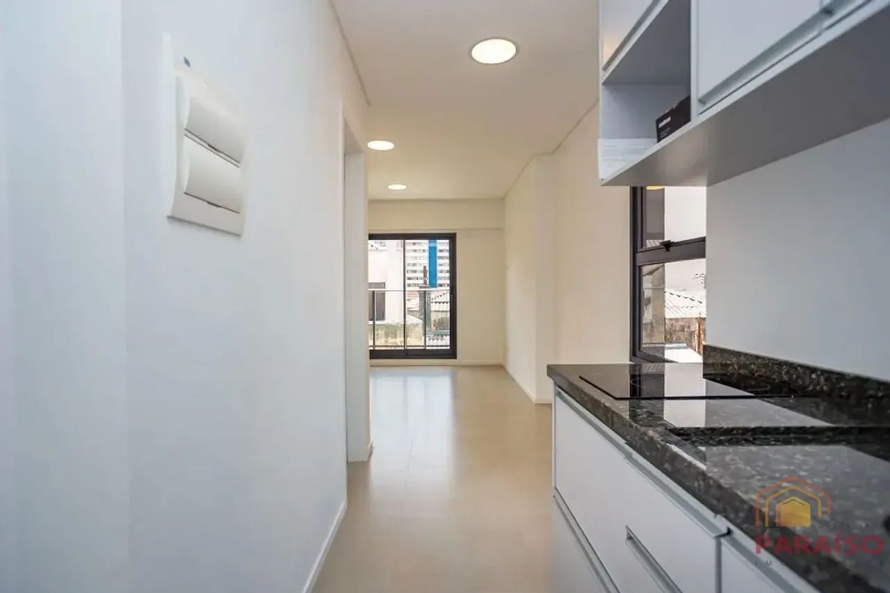 Studio mobiliado com sacada e vaga no Centro de Curitiba