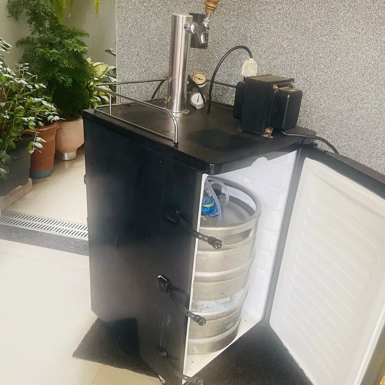 Chopeira  com barril de 50l cheio chopp puro malte e cilindro co2 lacrado  - Foto 3