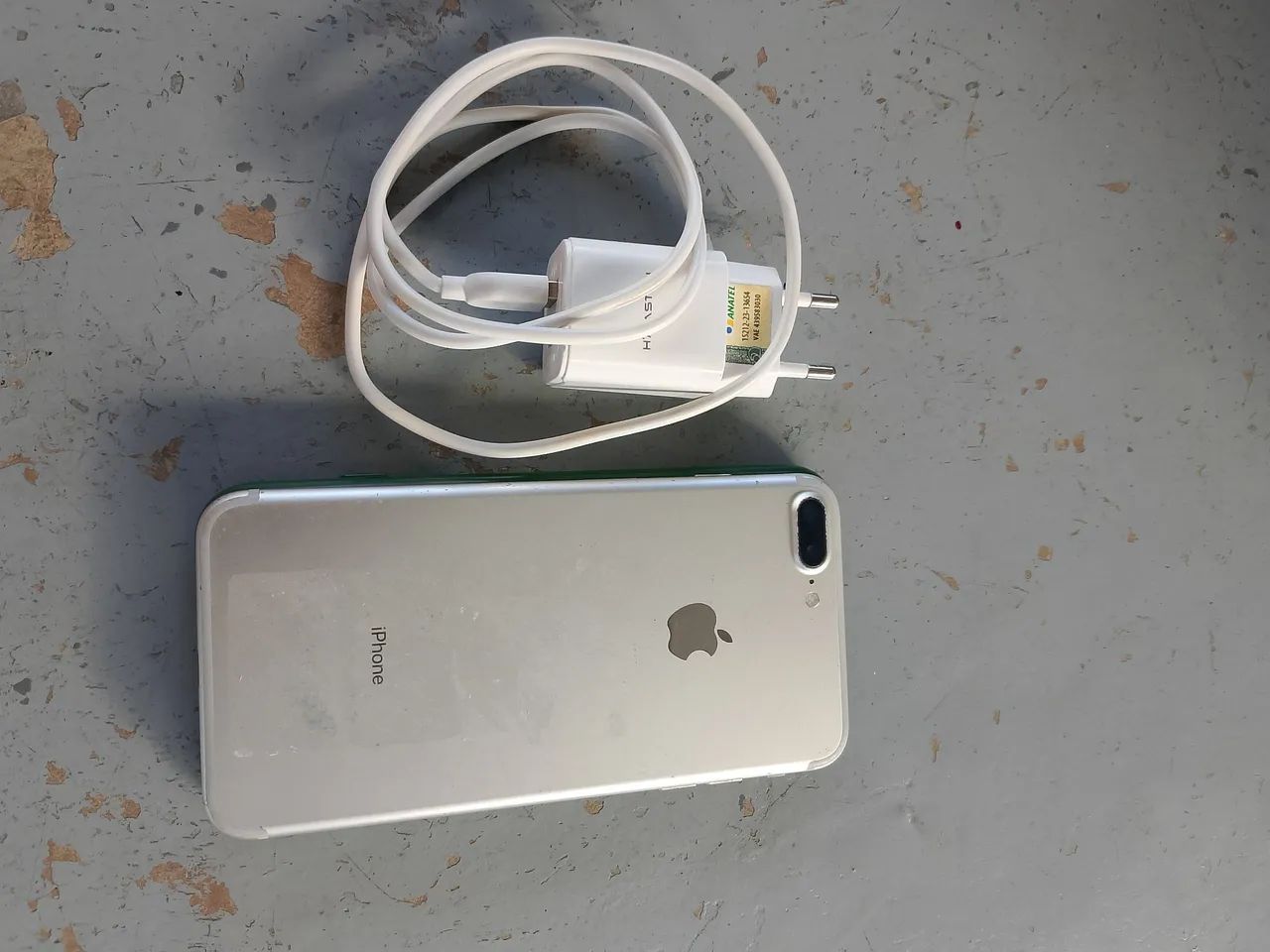 Vendo iPhone 07 plus, com carregador.