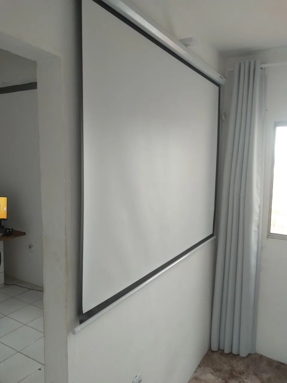 Tela de Projeção Retrátil Elétrica 84 Polegadas - Foto 2