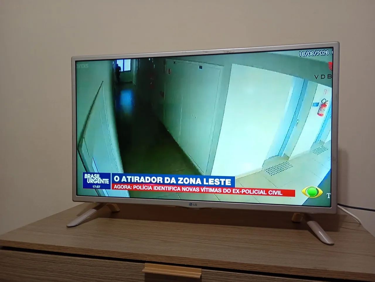 VENDO ESSA TV DE LED 32 POLEGADAS FUNCIONANDO TUDO PERFEITAMENTE  - Foto 2