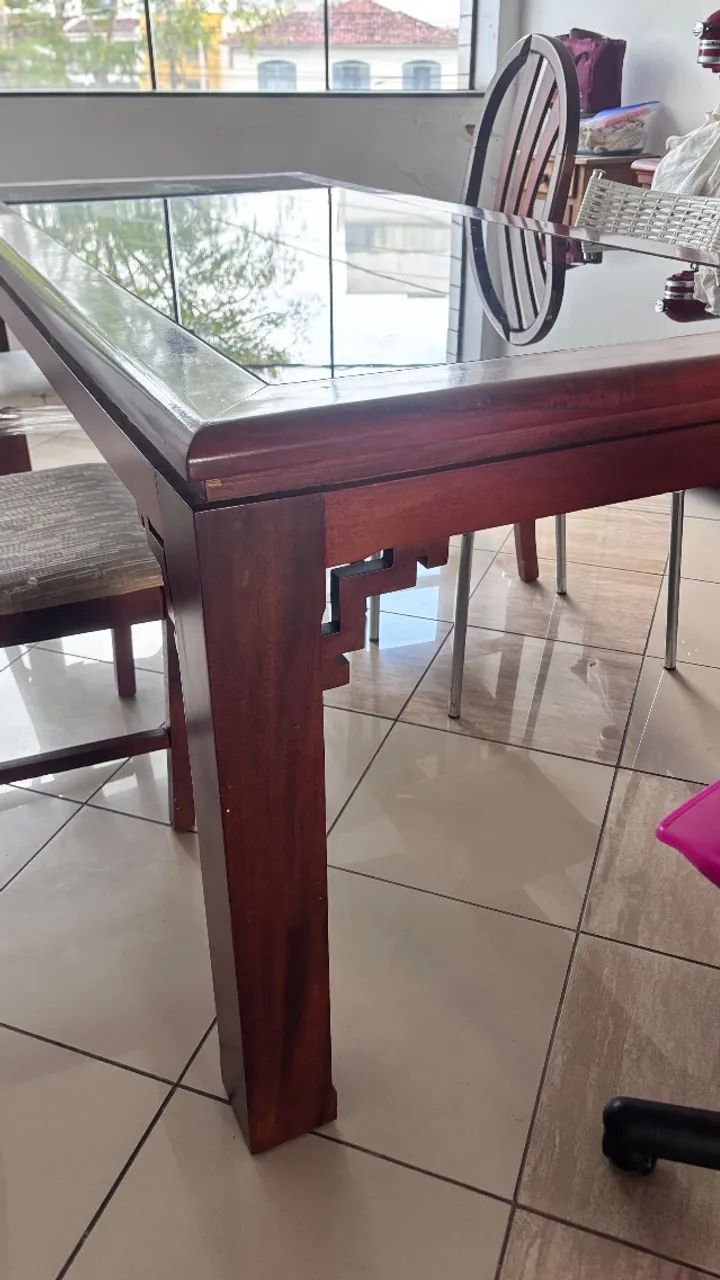 Mesa de jantar de madeira 