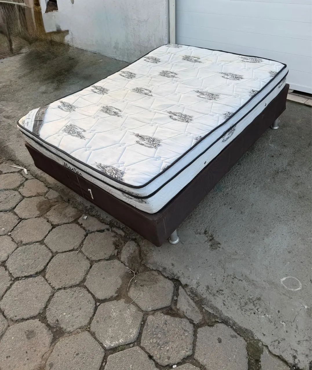 Cama de casal seminova 