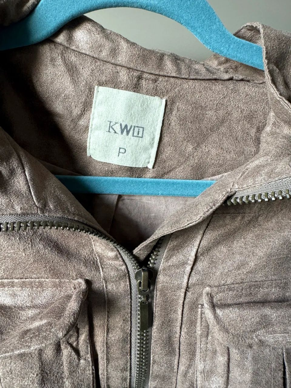 jaqueta kwi marrom com bolsos p - Foto 2