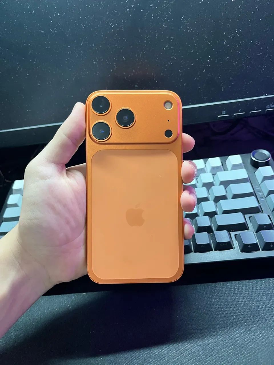 IPHONE XR 128gb - COM CARCAÇA DO 17 PRO - TODO ADAPTADO - 100
