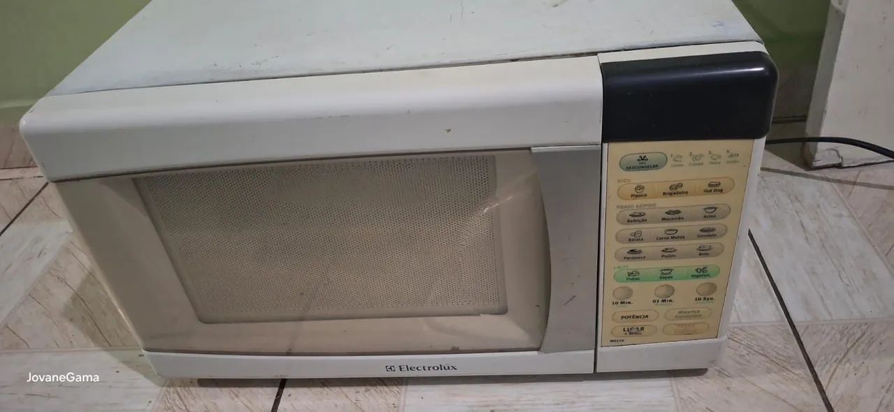 vendo  2 microondas Eletrolux para retirada de peças  - Foto 5