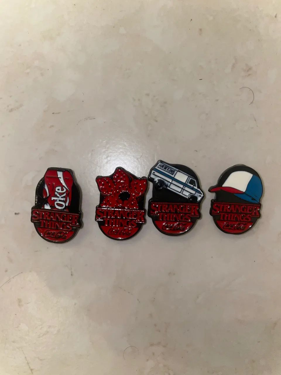 Broche stranger things e Coca Cola 