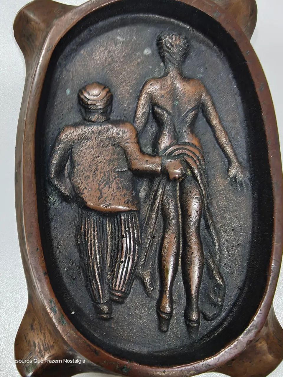 Antigo E Curioso Cinzeiro em Espessurado - Maciço e Pesado Bronze - Representando casal - Foto 5