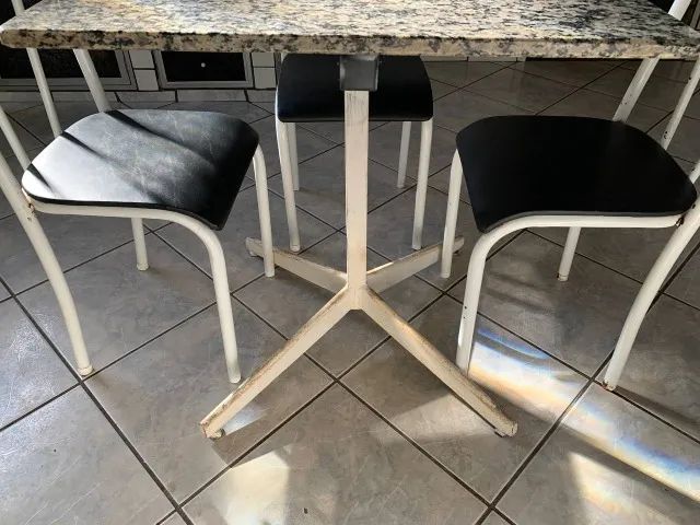 Mesa de ferro e mármore com cadeiras - Foto 2