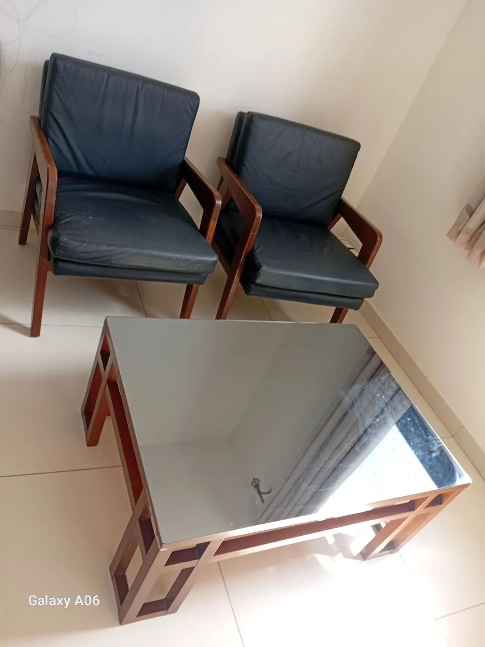 Poltronas + centro em madeira e couro legítimo  - Foto 2