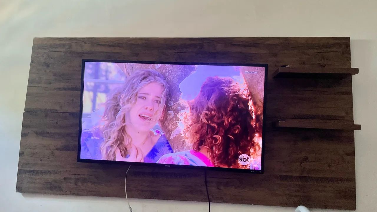 Painel para TV Amadeirado com Prateleiras
