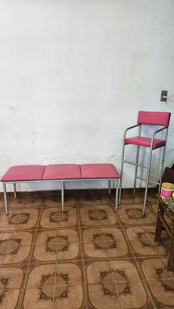 CADEIRA INFANTIL PARA CORTE E BANCO ESTOFADO PARA SALA DE ESPERA.
