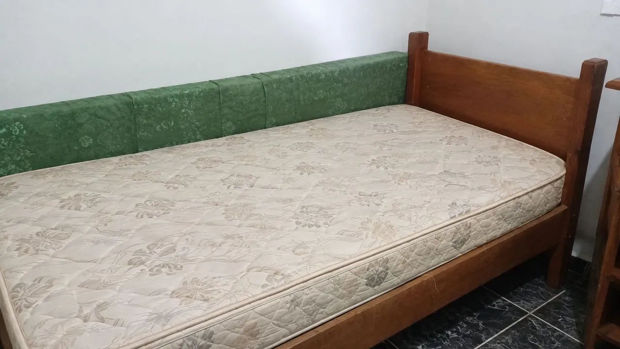 Conjunto cômoda de madeira e cama de solteiro