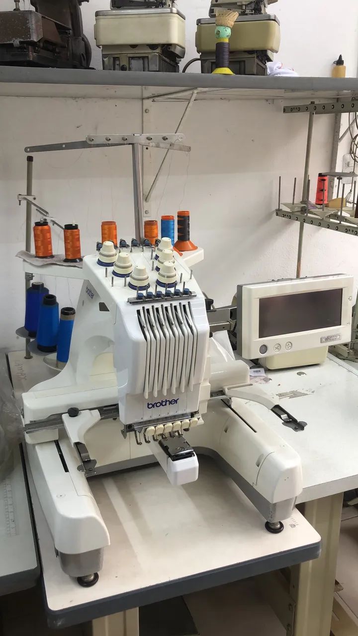 Máquina de bordado Brother + Elastiqueira siruba 