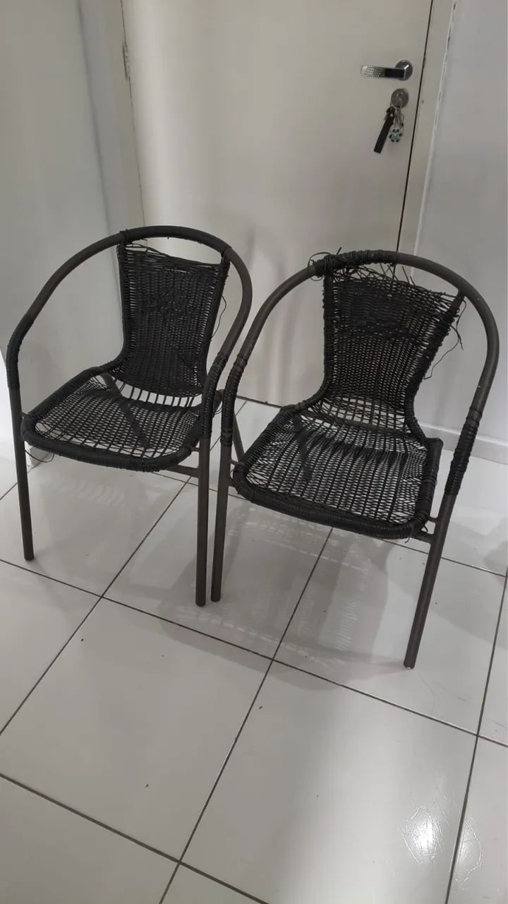 Mesa com duas cadeiras 