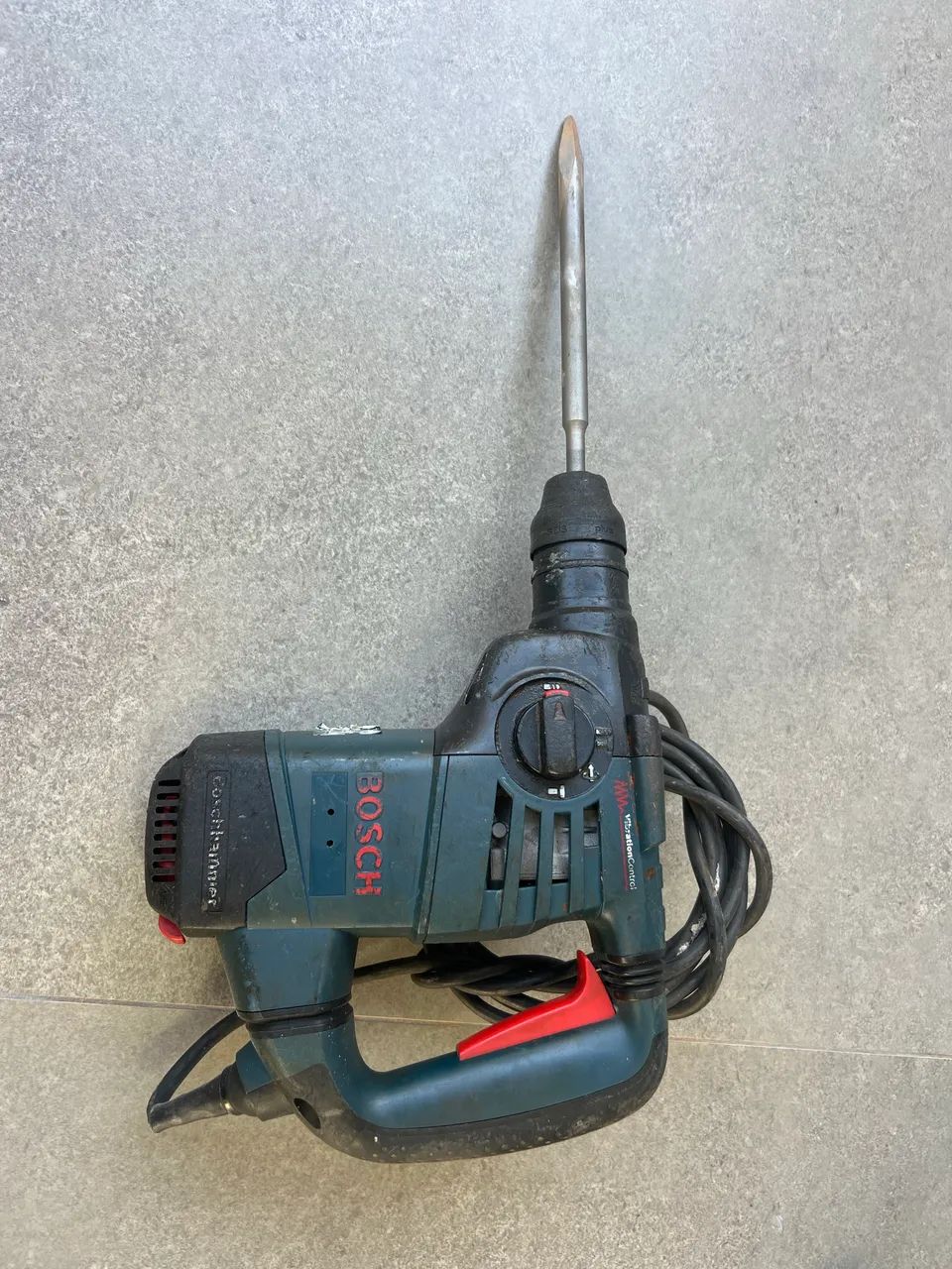 Martelete eletropneumático Bosch Professional GBH 3-28 DRE azul com 800W de potência - Foto 2