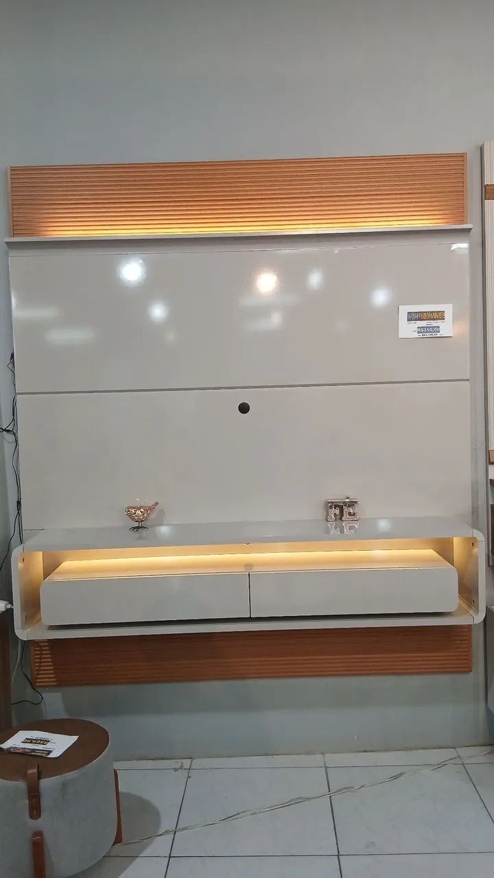 Painel com led e detalhe ripado para tv até 70 polegadas 