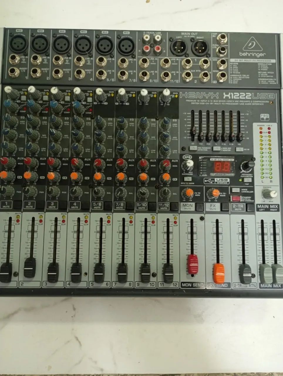 Mesa de Som Behringer X1222 USB