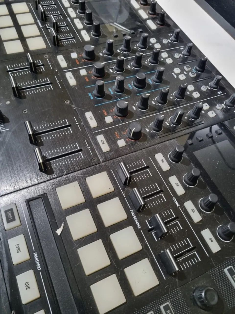 Controladora Dj Traktor Kontrol S8 Preto Da 4 Canais (Usado