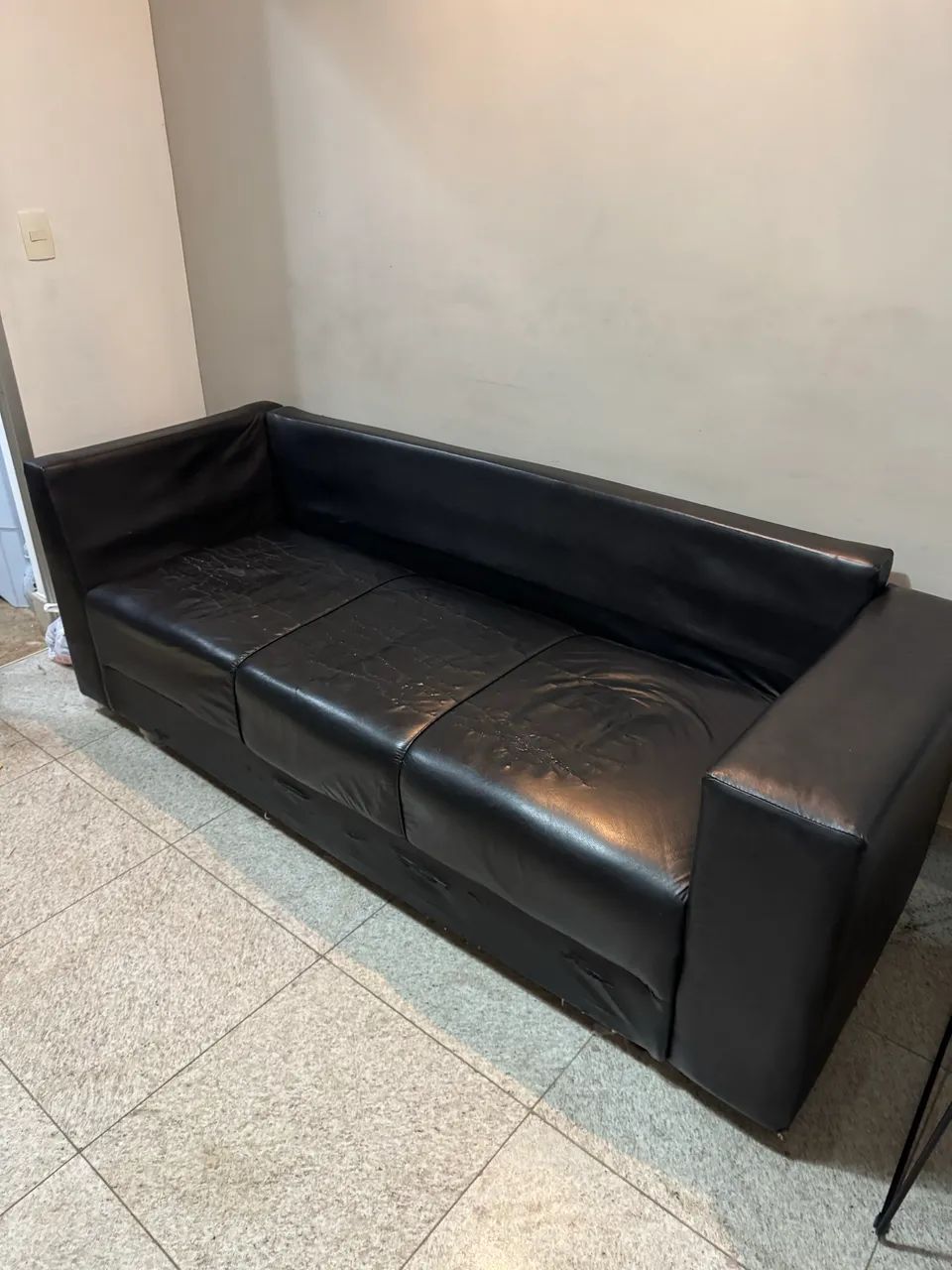 Vendo sofá de couro 3 lugares  - Foto 2