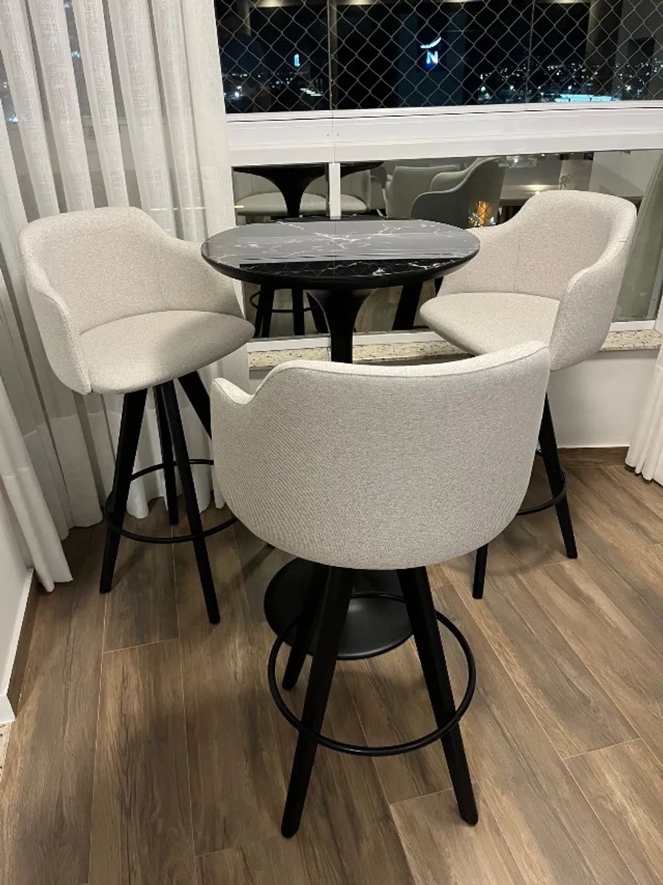 Mesa Bistro com 3 banquetas