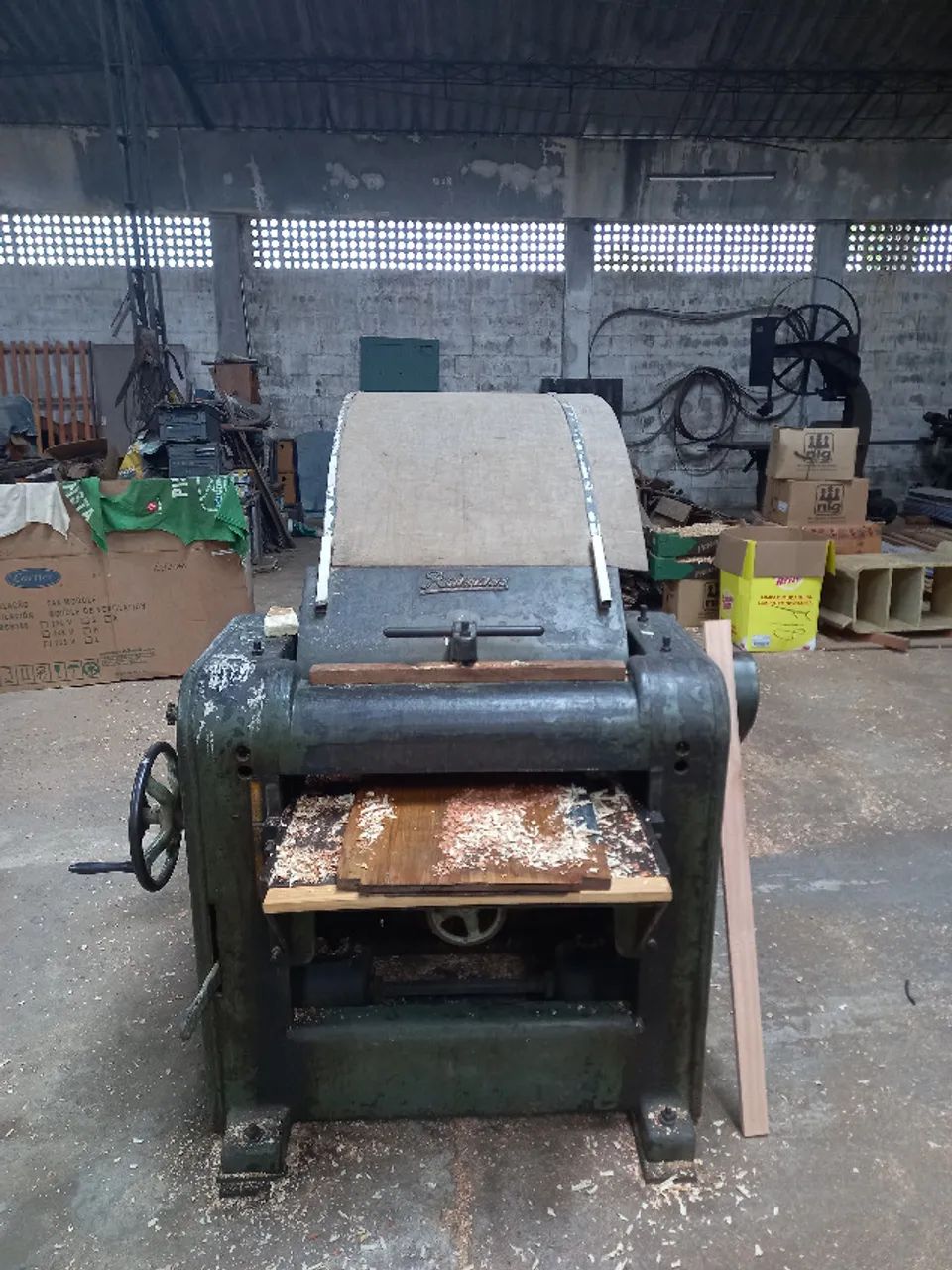 Desengrossadeira Plaina de Aparelhar, com base em ferro fundido. Com motor Weg com 10CV em