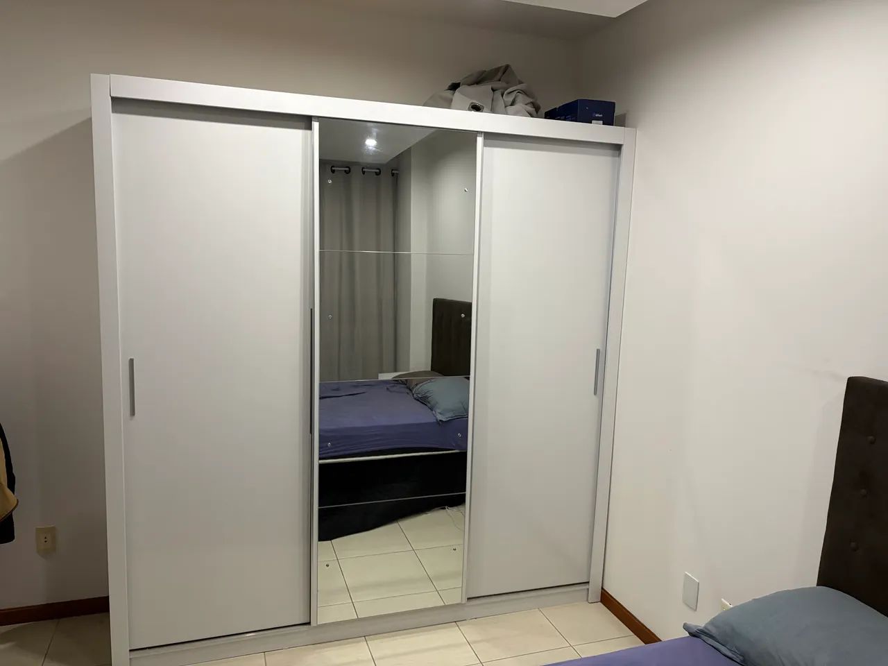 Guarda roupas 3 portas de correr branco com espelho