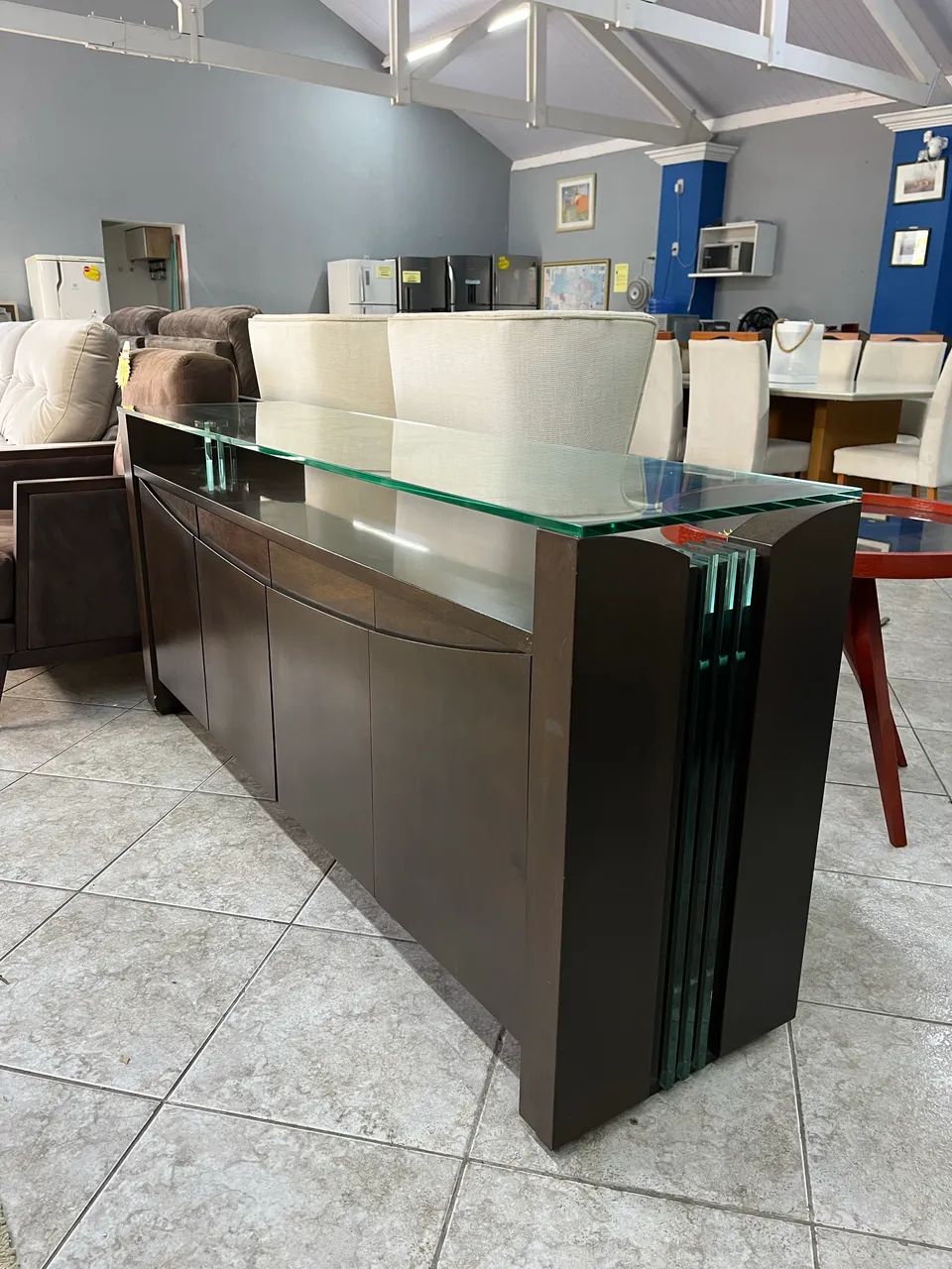 Buffet de madeira com vidro 