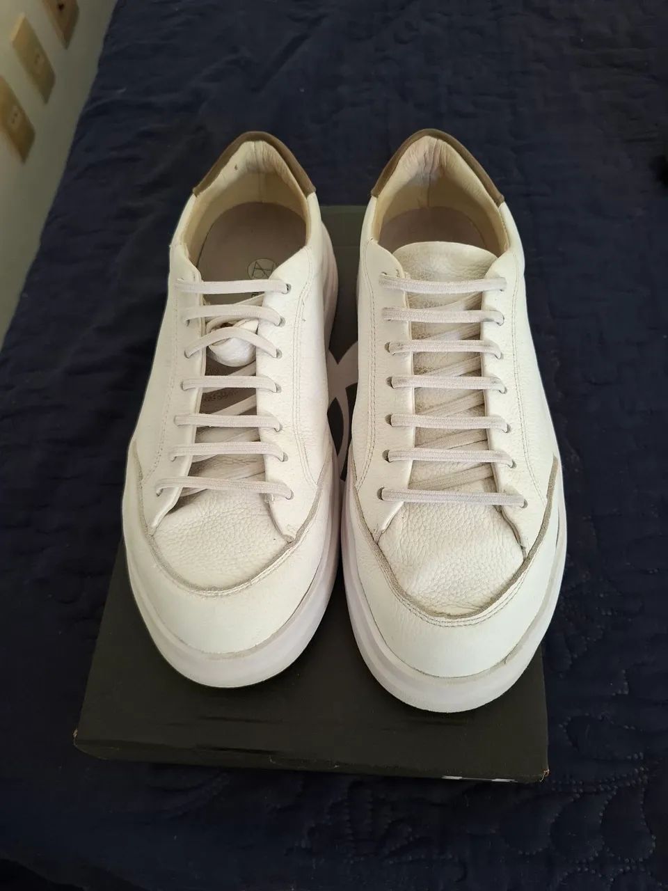 Tenis casual branco de couro