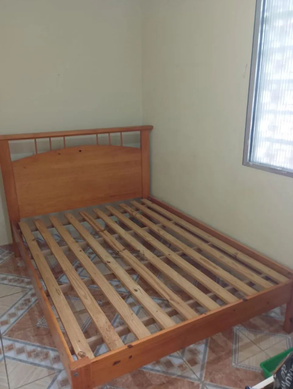 Cama de madeira, sem o colchão 
