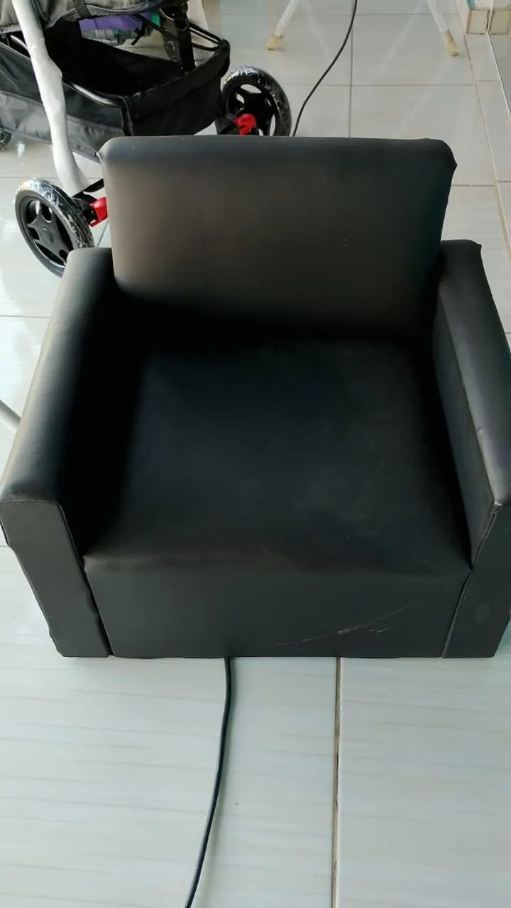Poltrona infantil em courino preto, semi nova 